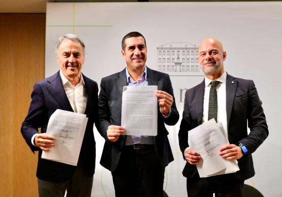 Il numero uno di Technogym Nerio Alessandri, con il presidente della Regione Michele De Pascale e il professor Emanuele Menegatti (Foto Gianmaria Zanotti)