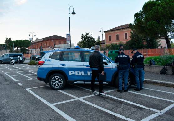 Cesena, al condominio la lite tra vicini finisce in rissa: madre e figlio in manette