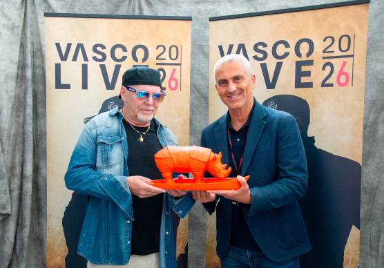Vasco Rossi mentre riceve la scultura dal sindaco di Rimini