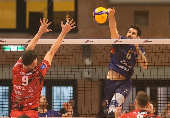 Andrea Canella schiaccia nella sfida contro Sorrento foto MASSIMO FIORENTINI