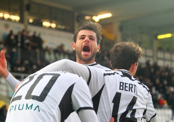 Nicholas Pierini festeggiato da Bortolussi e Berti dopo un gol al Teramo nel febbraio 2022 (foto Zanotti)