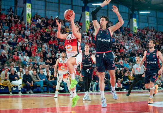 Stefano Saccoccia a canestro contro l’Urania Milano