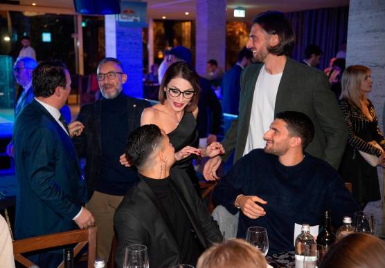 La presidente Stefania Di Salvo insieme ai calciatori del Rimini (foto Tommaso Morosetti)