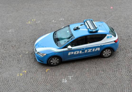 Una Volante è stata speronata dai fuggitivi