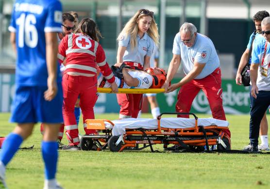 Andrea Contadini caricato in barella e trasportato poi in ospedale (foto Pruccoli/Fsgc)