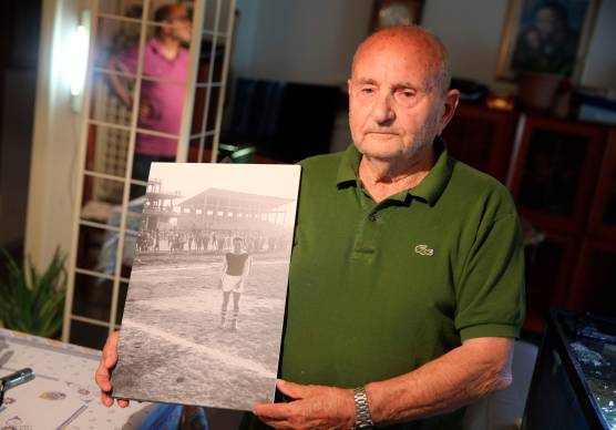 Ferruccio Severi con la sua foto da calciatore del Cesena negli Anni 50 (foto Zanotti)