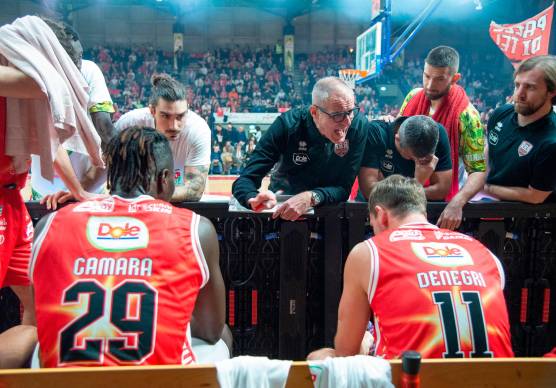 Sandro Dell’Agnello durante un time-out contro la Fortitudo: la Dole vuole sfruttare il doppio turno casalingo per risalire ancora la classifica (Morosetti)