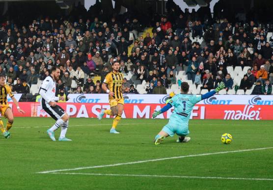 Simone Bastoni in gol con la Juve Stabia