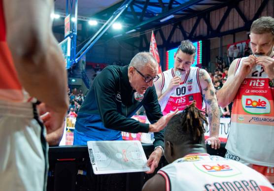 A sinistra un time-out del tecnico della Dole, Sandro Dell’Agnello, che oggi si troverà di fronte da avversari il figlio Giacomo e l’ex biancorosso Alessandro Grande, a destra a canestro in sottomano