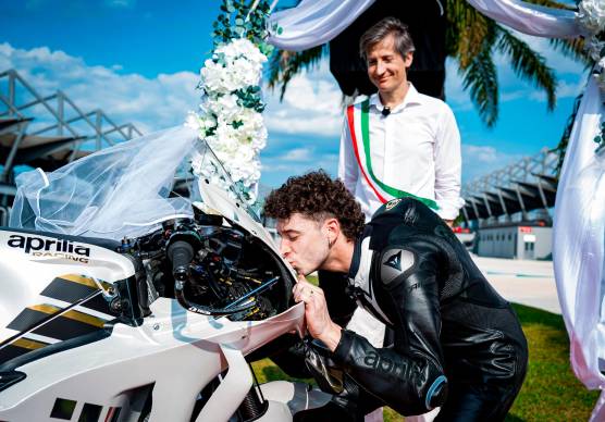 Marco Bezzecchi “sposa” la sua Aprilia in una ideale cerimonia celebrata da Massimo Rivola