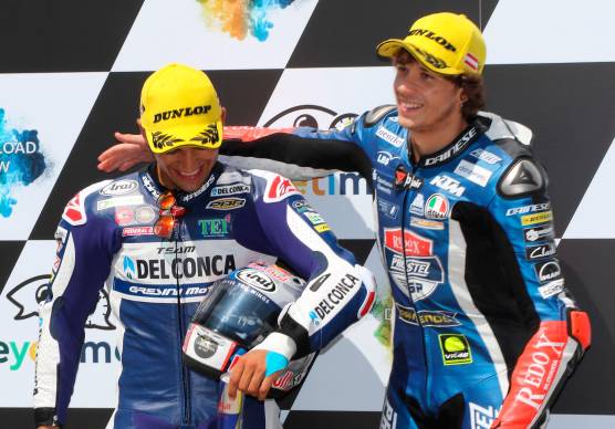 Marco Bezzecchi si congratula con Jorge Martin fresco vincitore del campionato del mondo di Moto3 nel 2018