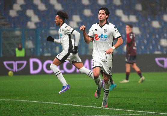 Cristian Shpendi esulta dopo aver realizzato su calcio di rigore la retedel momentaneo 1-1 in casa della Reggiana foto luigi rega