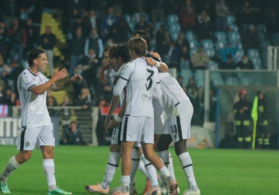 Cristian Shpendi festeggiato dopo il magnifico gol dell’1-0 (Zanotti)