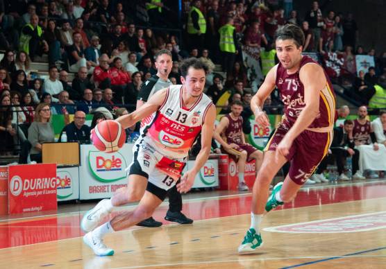 Pierpaolo Marini prova a sfuggire a Niccolò Filoni nel match di regular season al Flaminio vinto da Livorno 77-109 (foto Morosetti)