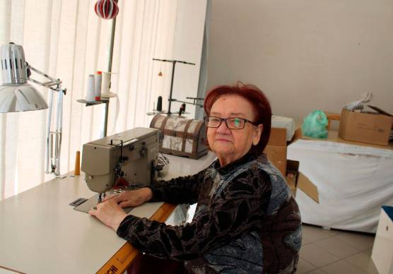 Aldina Avanzi davanti a una delle sue macchine da cucire