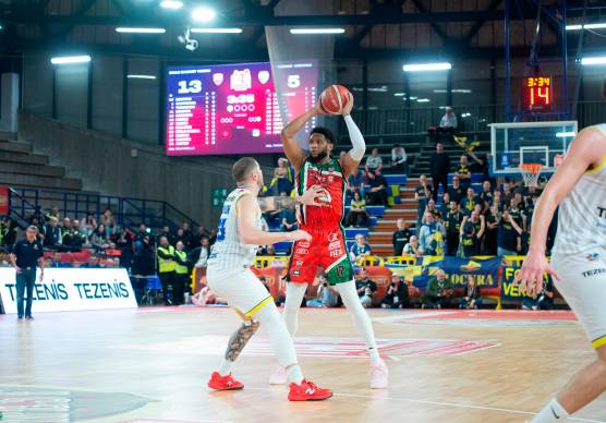 Mark Ogden contro Justin Johnson nella partita di Coppa Italia foto morosetti