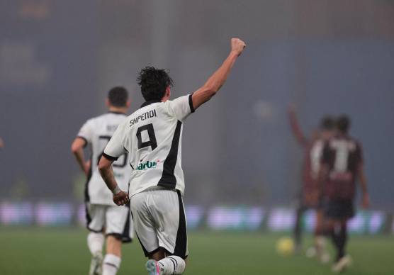 Cristian Shpendi esulta dopo il rigore del pareggio (foto Luigi Rega)