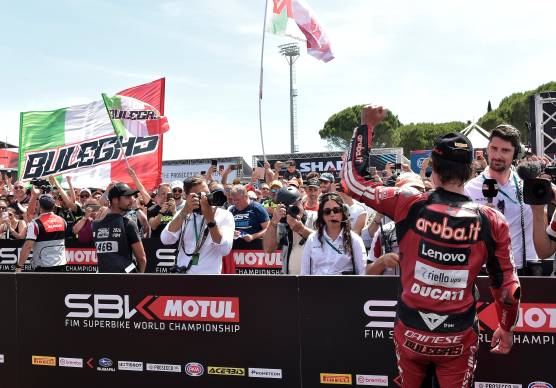 Il ventiseienne Nicolò Bulega saluta i suoi tifosi dopo l’ennesimo week-end da “tiranno” a Misano Adriatico (foto Fini)