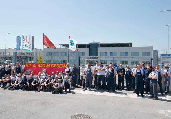 I lavoratori e le lavoratrici della Sacim oggi si sono riuniti in assemblea sindacale (archivio)