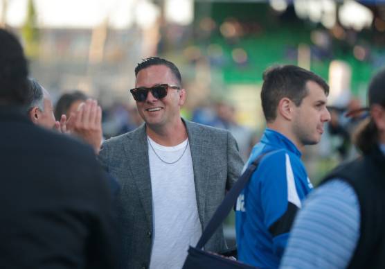 L’azionista di maggioranza Mike Melby in campo prima di Cesena-Sampdoria (Zanotti)