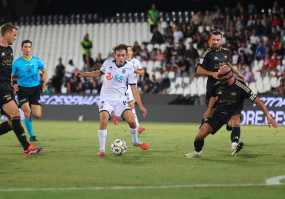 Tommaso Berti nel corso del primo tempo tra Cesena ed Entella circondato da Marco Nichetti, Luca Parodi e Andrea Tiritiello (Zanotti)