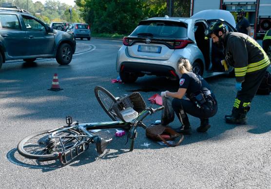 Forlì, travolta e incastrata sotto l’auto: grave 77enne