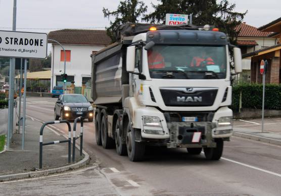 Sono numerosi i camion che attraversano il paese ad alta velocità