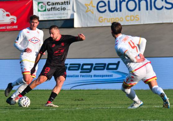 Il centrocampista Carlo De Risio al tiro nel match interno con il Bra (foto Fabio Blaco)