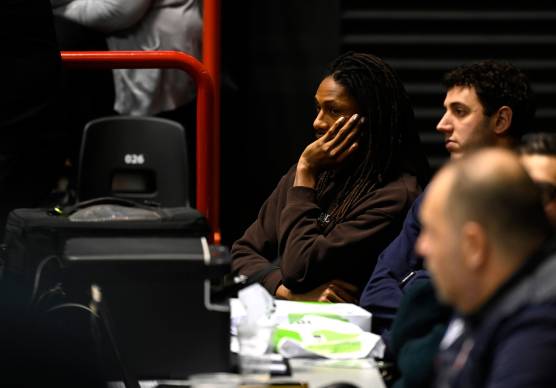 Demonte Harper in borghese durante la partita con Cremona foto Fabio blaco