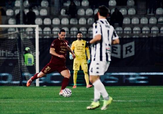 Il difensore centrale giallorosso Adriano Esposito in azione foto MASSIMO FIORENTINI
