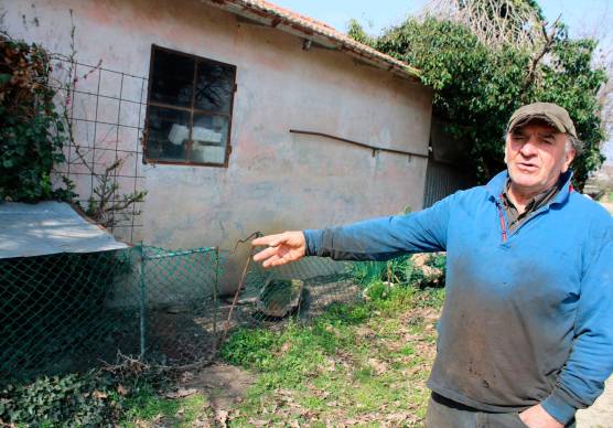 Gabriele Pedrelli mostra il recinto delle oche