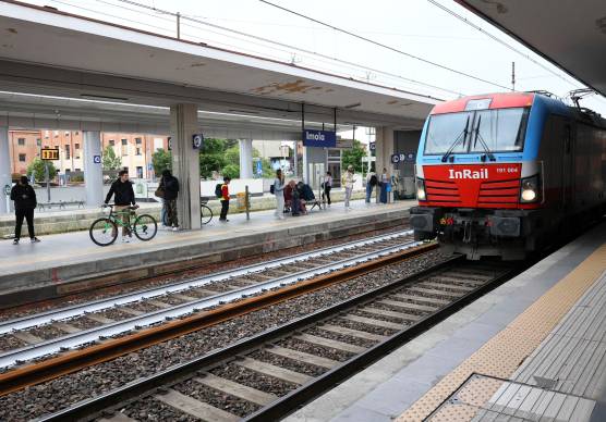 Imola, in trasferta per truffare gli anziani, la Polizia lo becca sul treno