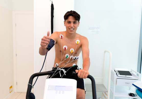 Il diciannovenne Filippo Bertaccini durante le visite mediche (foto Cesena Fc/Luigi Rega)