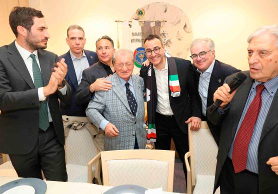 Il presidente del Panathlon Club Cesena Dionigio Dionigi tra Michael e John Aiello