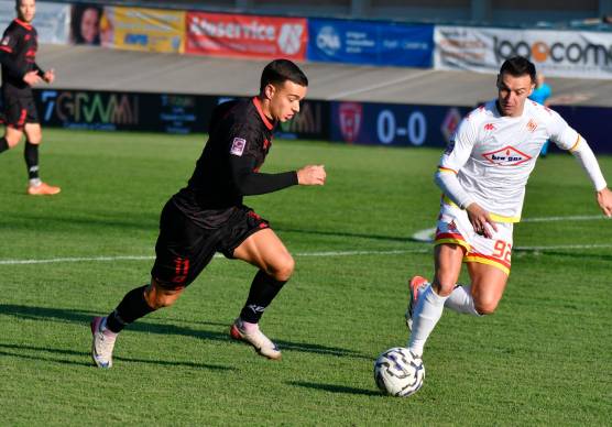Nicola Farinelli in azione nella partita dell’andata contro la formazione piemontese foto FABIO BLACO