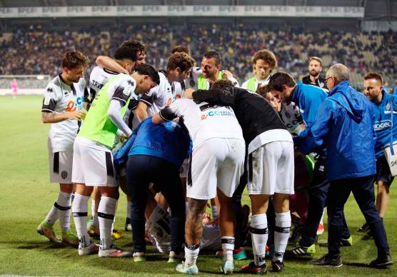 Festa Cesena dopo il gol-vittoria di Mirko Antonucci (foto Luigi Rega)