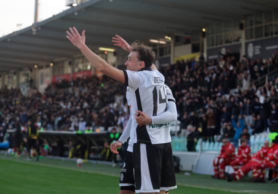 Tommaso Berti festeggia il gol del definitivo 3-1 realizzato contro il Catanzaro foto (Gianmaria Zanotti)