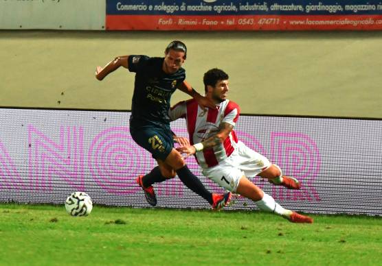 Adriano Esposito ed Elia Petrelli avversari in Forlì-Ravenna 1-0 di inizio campionato (foto Fabio Blaco)