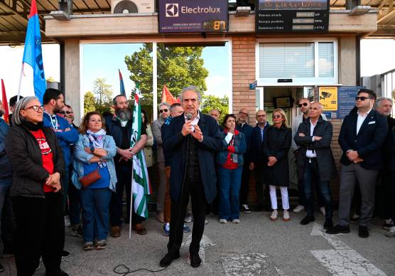 Il sindaco di Forlì Gian Luca Zattini in una manifestazione dei giorni scorsi davanti allo stabilimento Electrolux (Blaco)