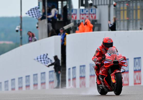 MotoGp: Marc Marquez domina, Bezzecchi prova a inseguirlo ma scivola a terra