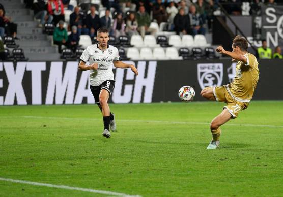 L’occasione di Matteo Francesconi nel primo tempo (foto Rega)
