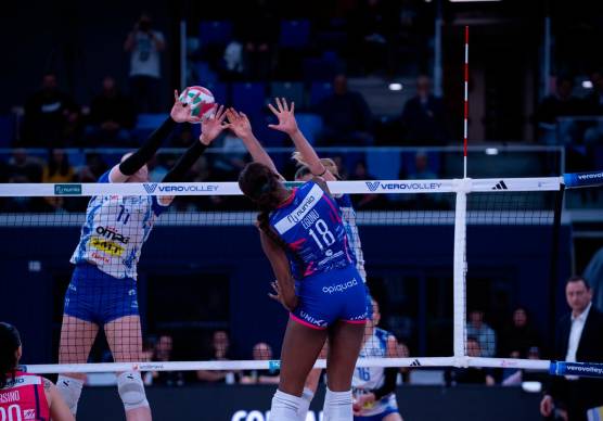 Il muro a due della Omag-Mt contro un attacco di Paola Egonu foto RIZZI/legavolley