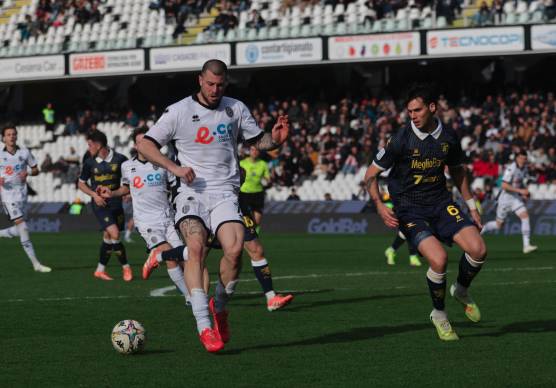 Jacopo Gelli contro Alberto Cerri in Cesena-Frosinone 2-2 (foto Gianmaria Zanotti)