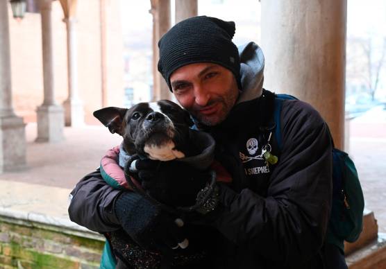 Tony e Masha preferiscono stare fuori al freddo piuttosto che separarsi (foto Blaco)