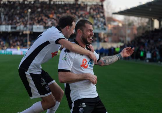 Alberto Cerri festeggiato da Tommaso Berti (Zanotti)