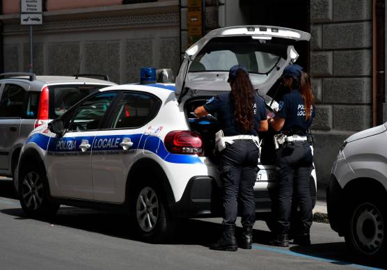 Forlì, dall’eccesso di velocità al telefonino alla guida: 71 violazioni in un solo giorno