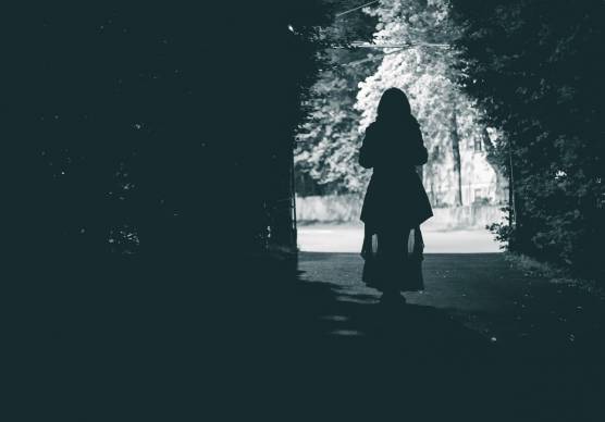 Rimini, picchia e insulta il marito davanti alla figlia: per la madre chiesti 3 anni e 6 mesi