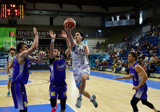 Alberto Fragonara a canestro - foto MMPH