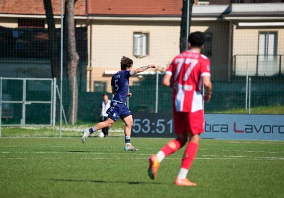 Mattia Fiorini in gol allo stadio Benelli di Pesaro il 5 aprile scorso (foto RIMINI FC)