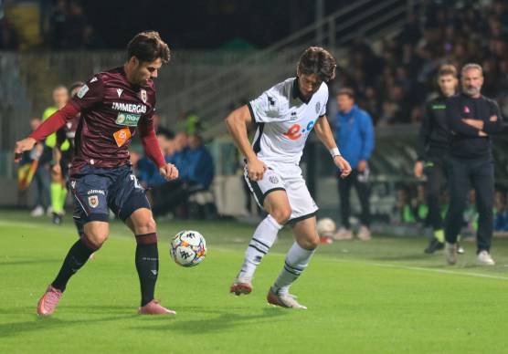 Cristian Shpendi contro Andrea Papetti in Cesena-Reggiana finita 1-2: stando ai dati statistici sarebbe dovuta terminare con la vittoria dei bianconeri (Zanotti)